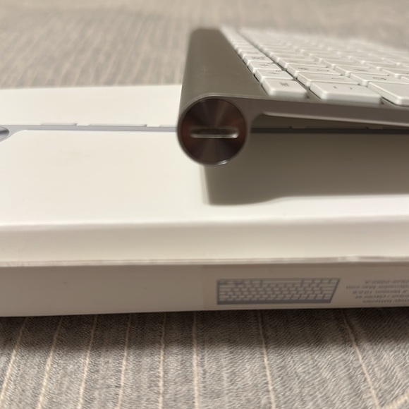 Apple Wireless Keyboard Model No. A1314 - Picture 12 of 12